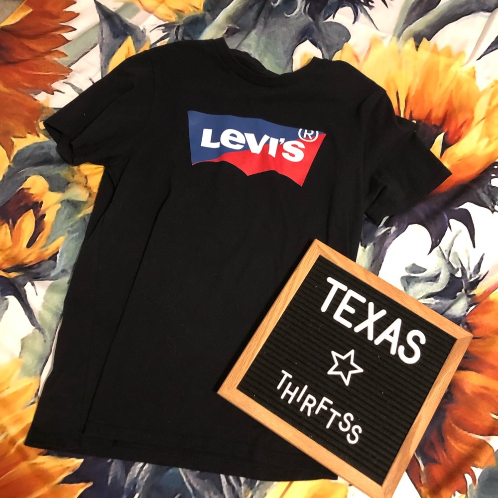 •levi's tshirt•